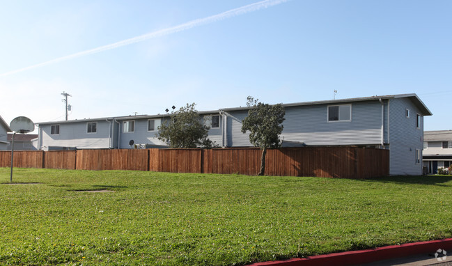 Building Photo - Villages At Treasure Island