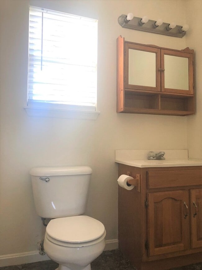 Building Photo - NICE 1 BEDROOM, 1.5 BATH CARRIAGE HOUSE IN BAYVIEW ESTATES!!