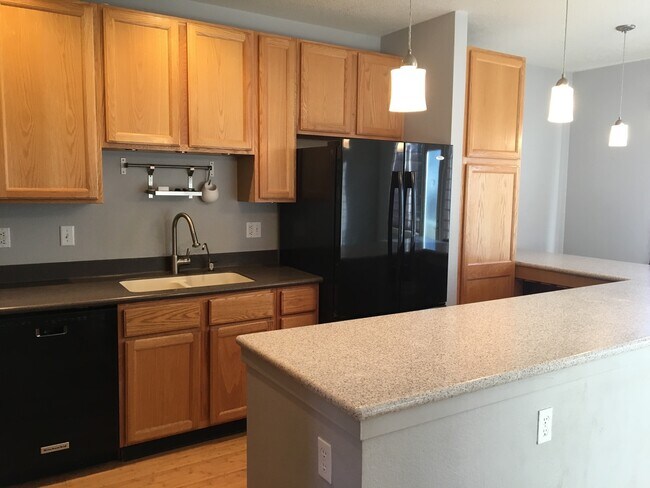 Building Photo - Gorgeous and Spacious Townhome in Waneka L...