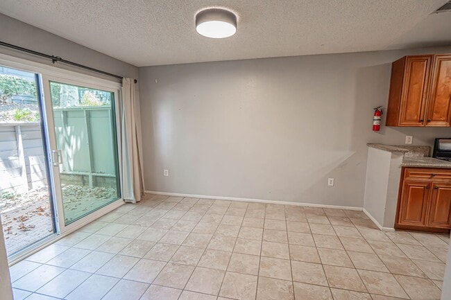 Building Photo - 3 Bedroom Townhome for Rent in Sylmar.