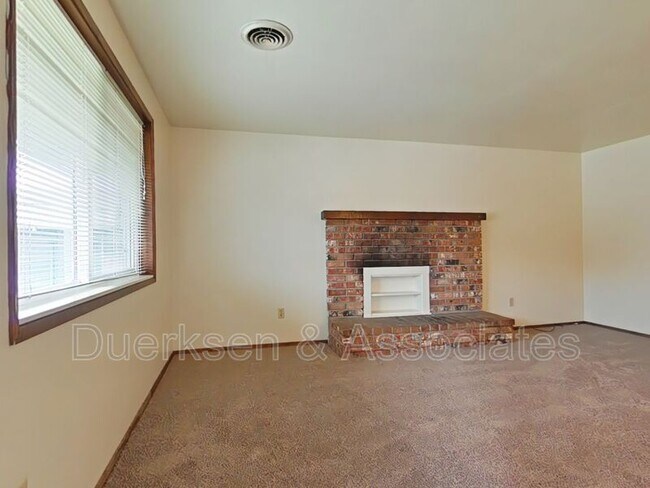 Building Photo - 955 NW Garfield Ave