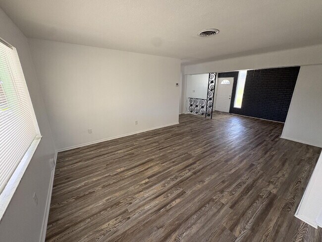 Foto del edificio - Coastal Living Starts Here – Renovated 4BR Home Just 10 Minutes from the Beach