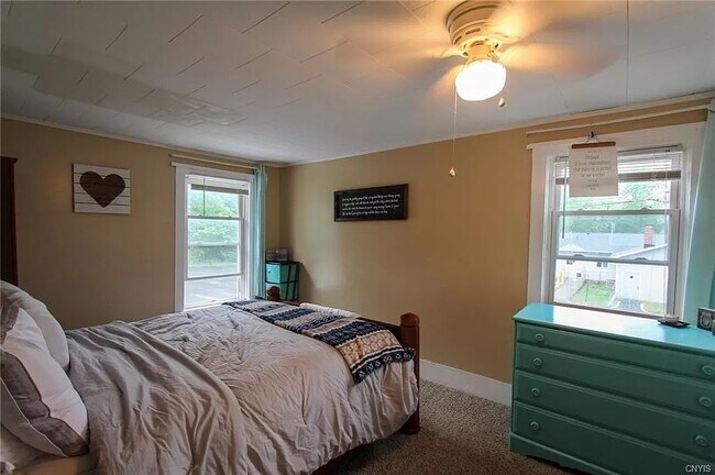 Bedroom 1 - 15 Mill St
