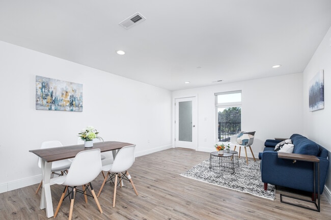 Building Photo - Ezio‘s Place