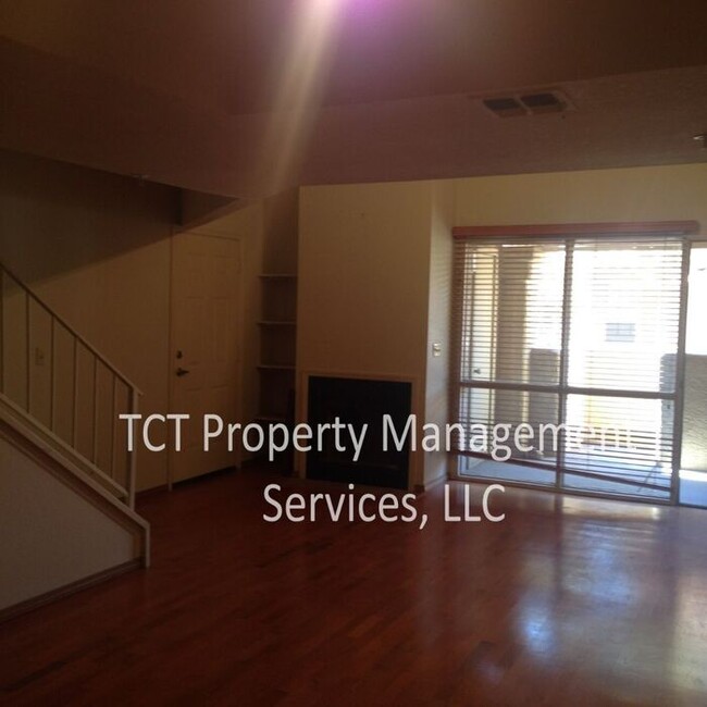 Foto del edificio - Cozy Townhome Located close to Downtown Sc...