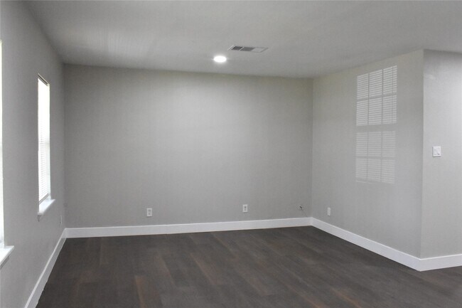 Foto del edificio - 8113 Bigwood St