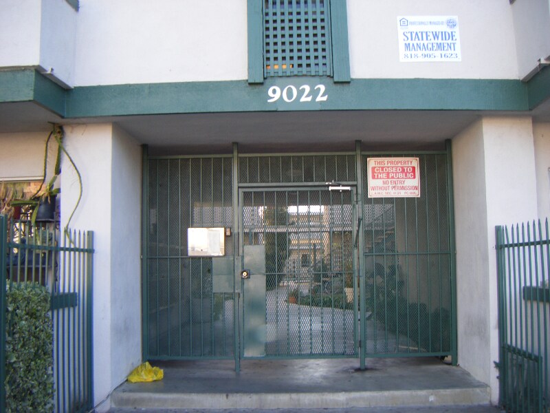 Foto principal - 9022 Cedros Ave