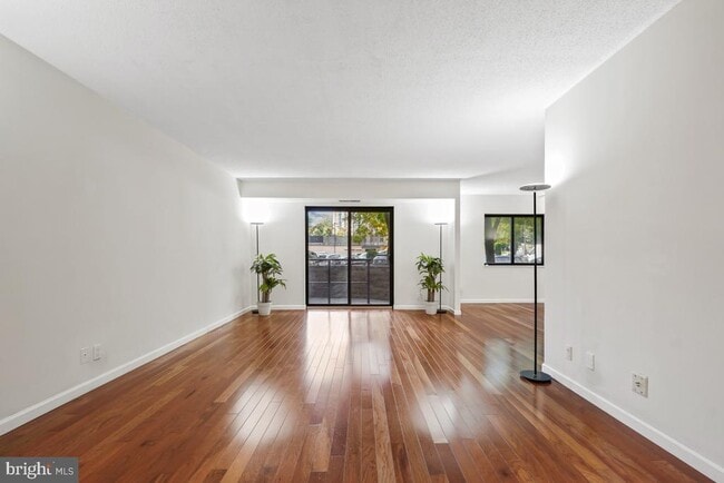 Foto del edificio - 5904 Mt Eagle Dr