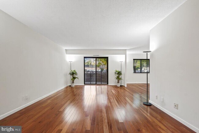 Building Photo - 5904 Mt Eagle Dr