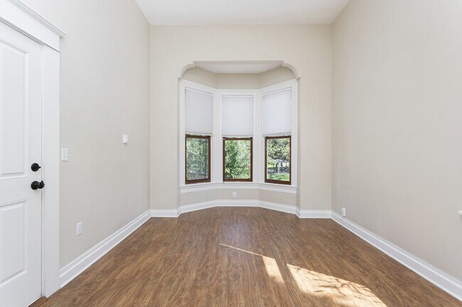 Building Photo - Wonderful Apartment! Water and Garbage inc...