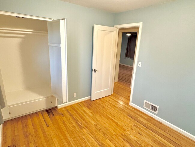 Foto del edificio - Rose City Park Neighborhood Quintessential Ranch Home on Corner Lot with Huge Basement, Fenced Ya...