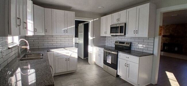 Building Photo - Fully Renovated Benbrook Beauty