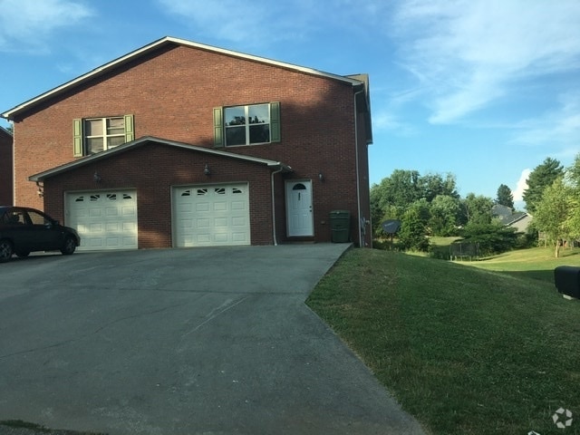 Building Photo - 241 Panda Dr