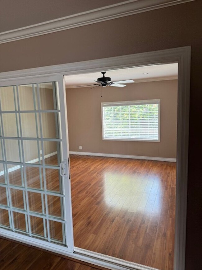 Foto del edificio - 4 bedroom 2 bath Available Now!!