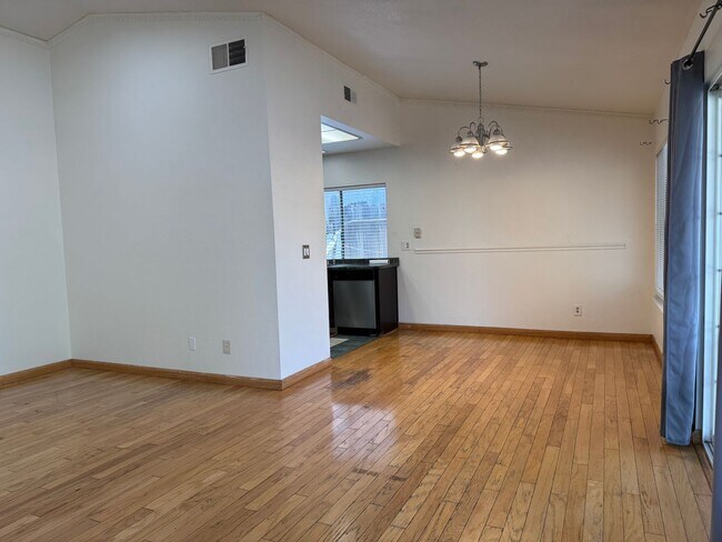 Foto del edificio - Single story home with low maintenance lan...