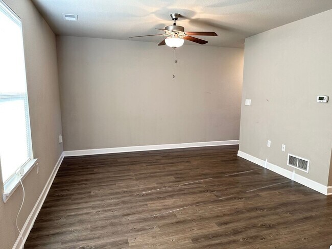 Foto del edificio - 3 Bed 2 Car Townhome in Grain Valley