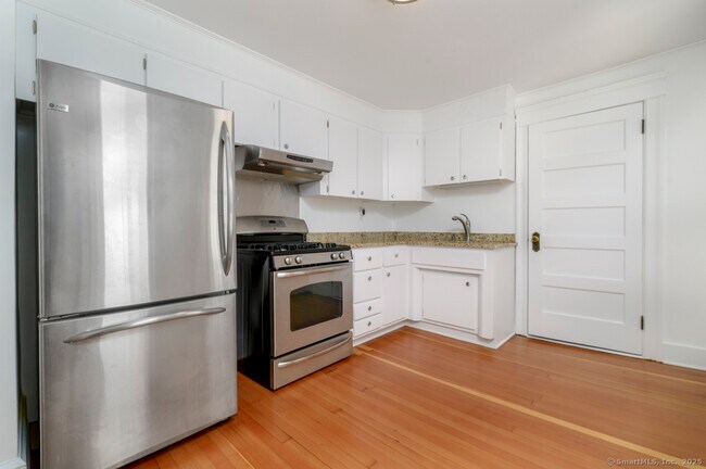 Foto del edificio - 231 Flax Hill Rd