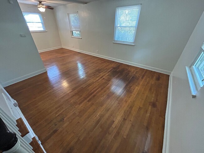 Foto del edificio - *FLASH SALE* Lovely End Unit Townhouse wit...
