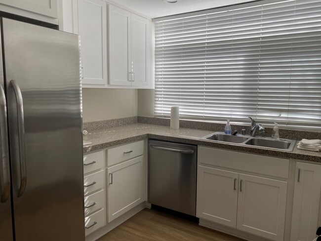Building Photo - 300 Dahlia Pl
