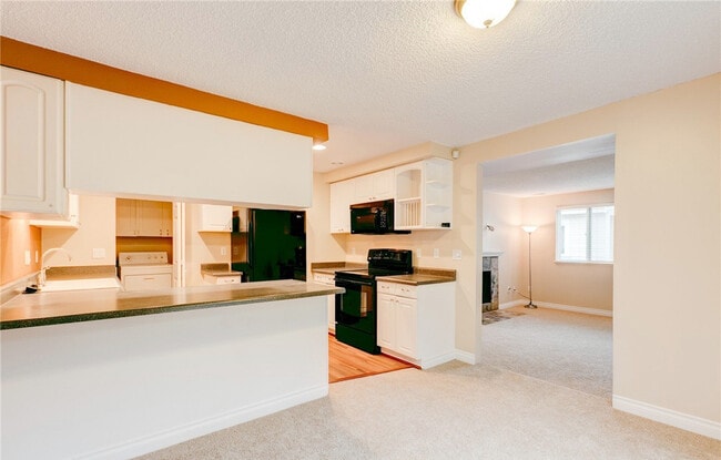 Building Photo - REMODELED, TOP FLOOR KIRKLAND 2 BED CONDO ...