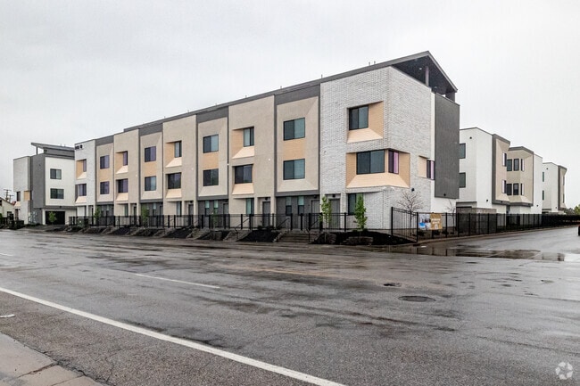 Building Photo - SUR17