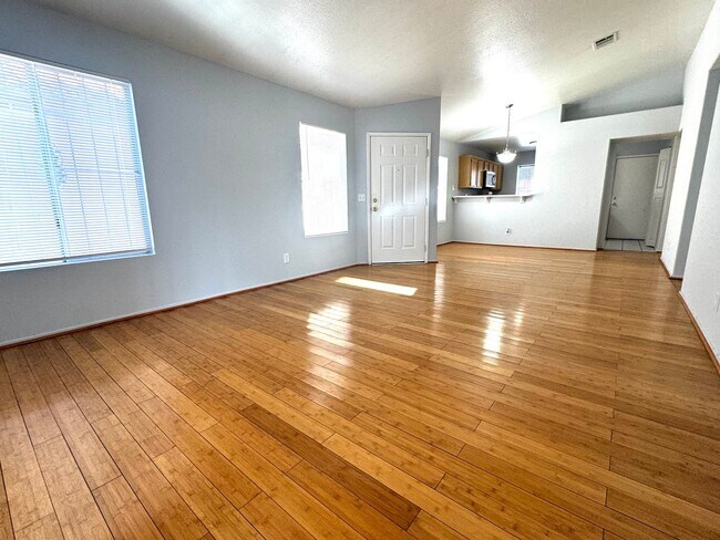 Foto del edificio - SINGLE STORY HOME W/ 2 BEDROOM 2 BATH 2 CA...