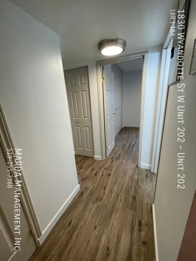 Photo du bâtiment - RENOVATED 1 BED/1 BATH- WEST END + HYDRO! 1 MONTH FREE RENT!!