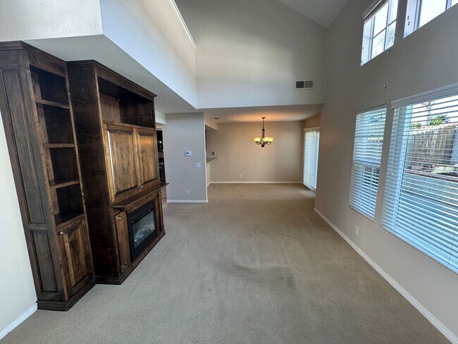Foto del edificio - Townhome-Style 2BR/2.5BA + Loft | East Ventura (Beacon Court Community)