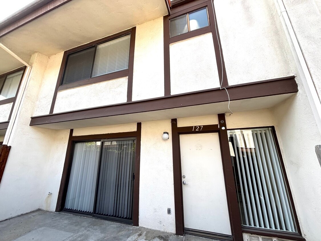 Primary Photo - Turnkey 3 bedroom, 2.5 bathroom condo avai...