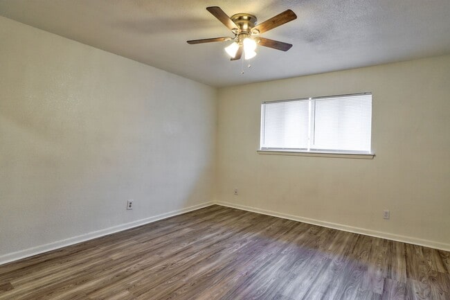 Building Photo - COMING SOON: 2 Bedroom 1 Bathroom Triplex