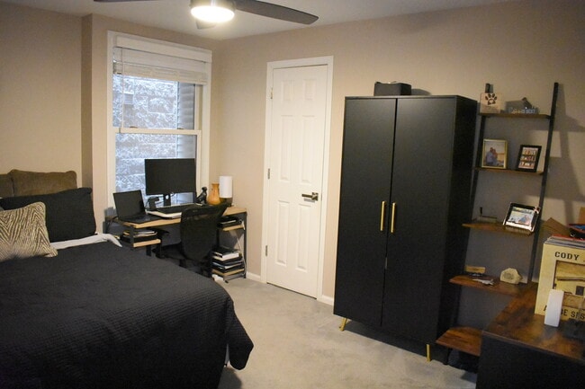 Building Photo - 2851 N Southport Ave