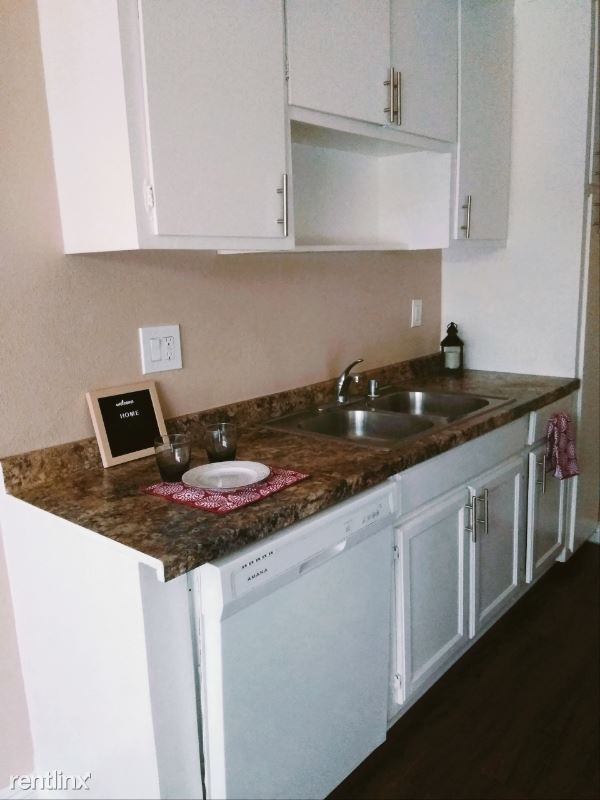 Foto del edificio - 16275 Woodruff Ave