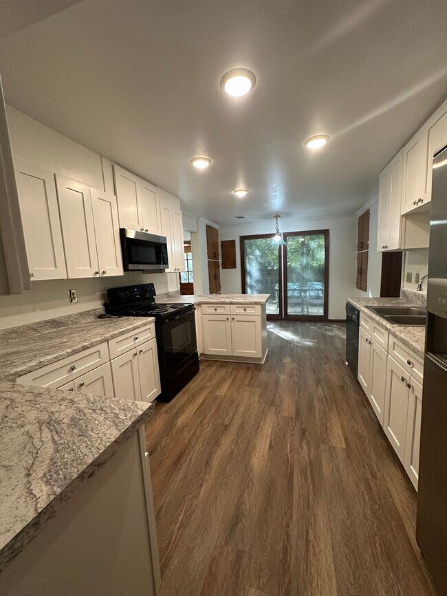 Foto del edificio - 6 BR 3 BA House in Colonial Hill Community