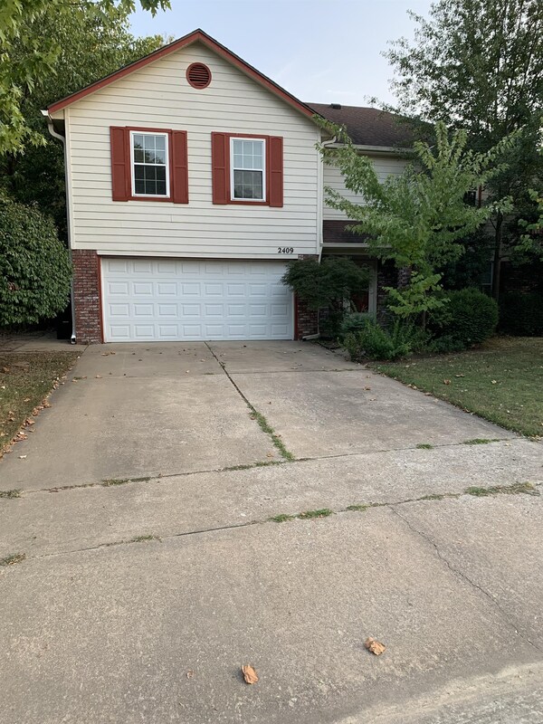 Building Photo - 2409 W Twin Oaks St
