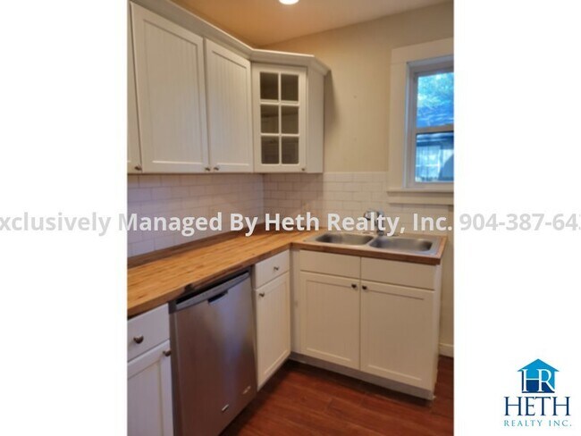 Building Photo - 2 bedroom home