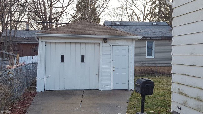 Building Photo - 2 br, 1 bath House - 5570 Farmbrook St