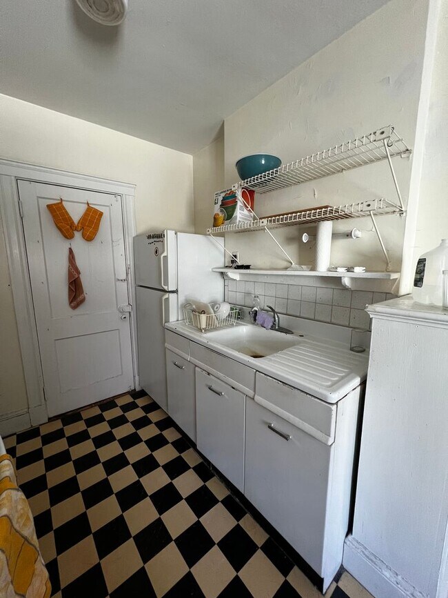 Building Photo - Sunny, Spacious Brighton / Cleveland Circle Area 1 Bed on Strathmore Rd.  NO FEE