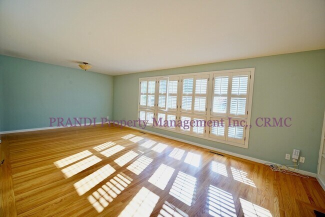 Building Photo - Sweet Little Home on Cul De Sac with Hardw...