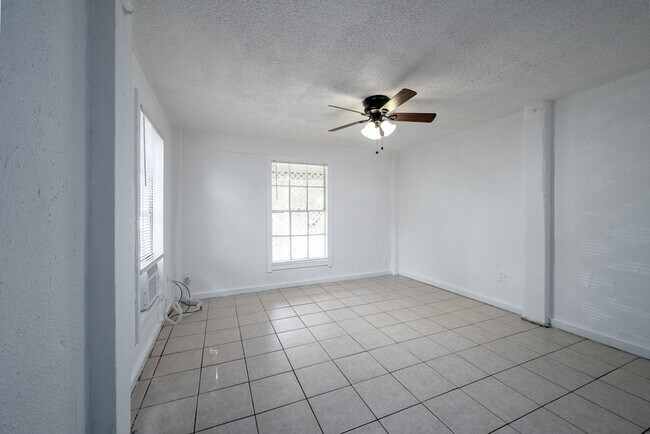 Building Photo - 1094 N Lakewood Ave