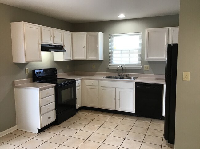 Building Photo - 609 Treyburn Lakes Way