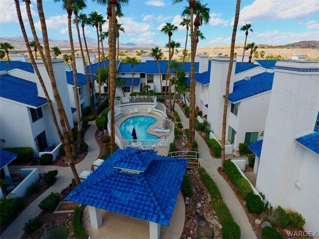 Building Photo - 1800 Club House Dr