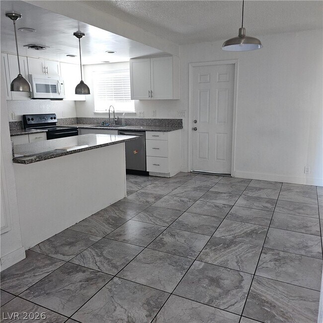 Building Photo - 213 Orchid Dr