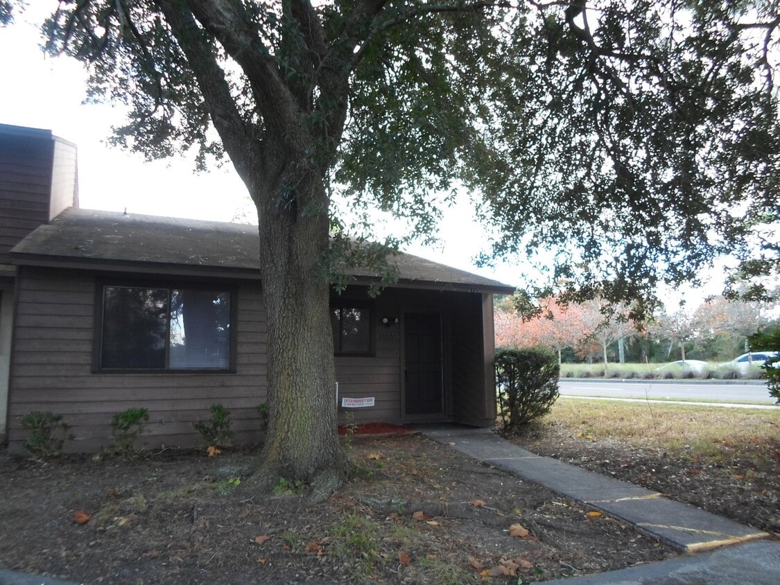 2/2 Townhome unit in Arlington Townhome Rentals in Jacksonville FL