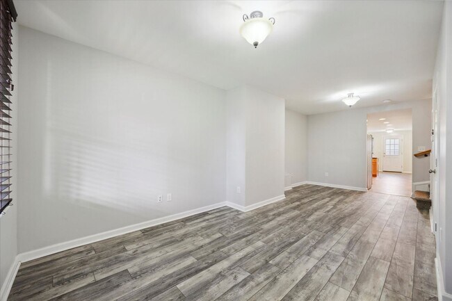 Building Photo - Recently Renovated 3 Bed 1.5 Bath Twin in ...