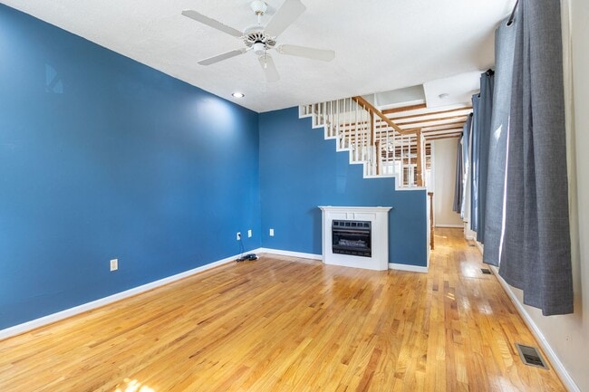 Building Photo - Lovely 3 BR/1.5 BA Semi-Detached Home in S...
