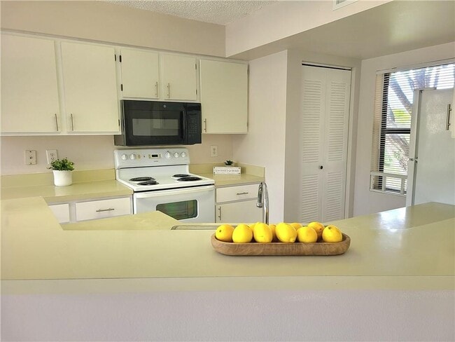 Building Photo - 9999 Summerbreeze Dr