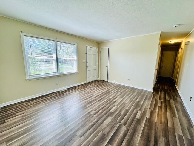 Building Photo - Updated 4BR/2BA ranch in LaGrange now avai...