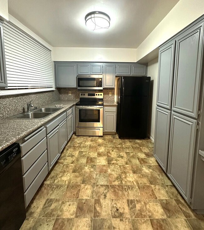 Foto del edificio - Luxurious 2 Bedroom, 2 Bath Condo in the Heart of Prime Hollywood