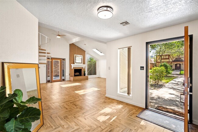 Building Photo - 707 Center Hill Dr