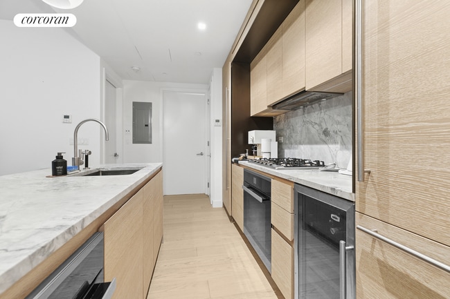 Building Photo - 215 W 28th St